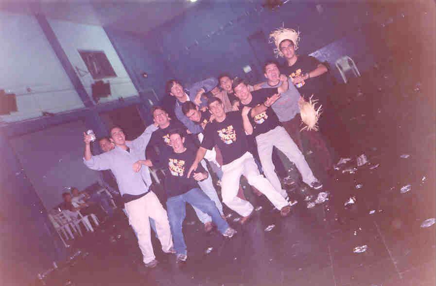 Mauro na ponta à direita na Festa Forrock de sua turma no D.A.